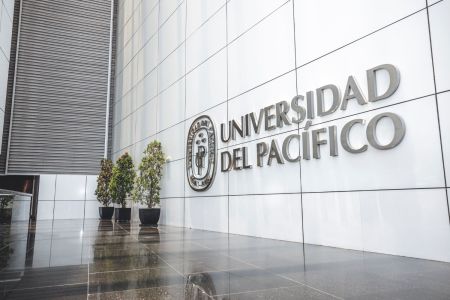 Muro blanco con el nombre de la Universidad del Pacífico